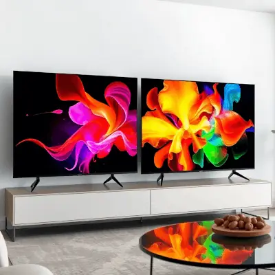 Современная гостиная с телевизорами QLED и OLED, показывающими яркие, контрастные цветные изображения.